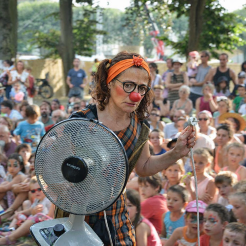 Clown et ventilateur dans un parc